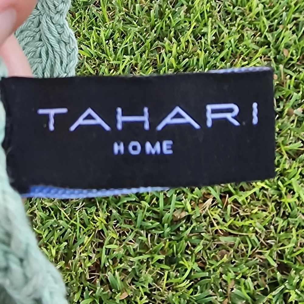 TAHARI HOME Green Crochet with White Daisies Table Runner 16
